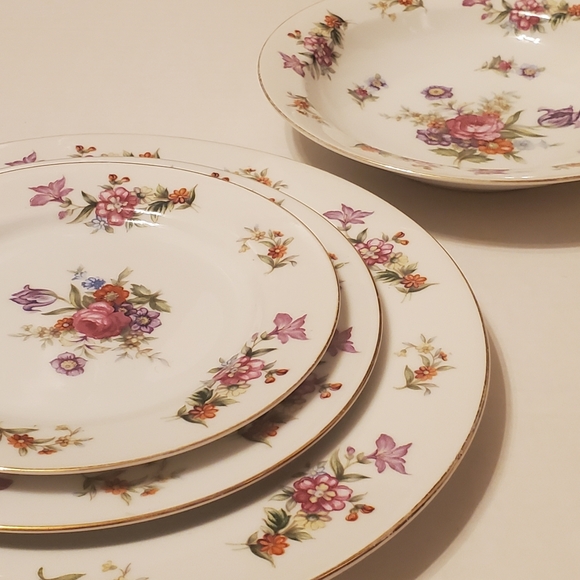 Harmony House Dresdania Plates - Picture 2 of 16